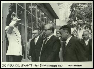 Giovanni Gronchi visita la XXI Fiera del Levante di Bari