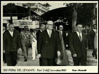 Giovanni Gronchi visita la XXI Fiera del Levante di Bari