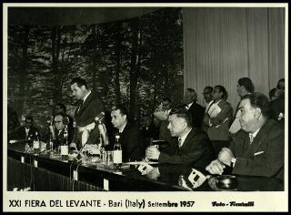Giovanni Gronchi visita la XXI Fiera del Levante di Bari