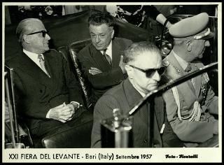 Giovanni Gronchi visita la XXI Fiera del Levante di Bari