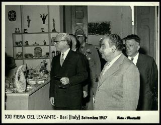Giovanni Gronchi visita la XXI Fiera del Levante di Bari
