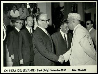 Giovanni Gronchi visita la XXI Fiera del Levante di Bari