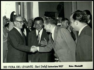 Giovanni Gronchi visita la XXI Fiera del Levante di Bari