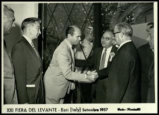 Giovanni Gronchi visita la XXI Fiera del Levante di Bari
