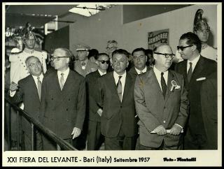 Giovanni Gronchi visita la XXI Fiera del Levante di Bari