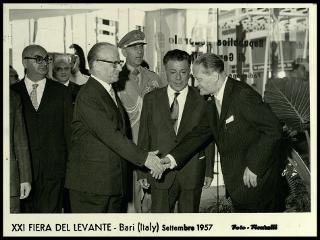 Giovanni Gronchi visita la XXI Fiera del Levante di Bari