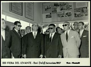 Giovanni Gronchi visita la XXI Fiera del Levante di Bari