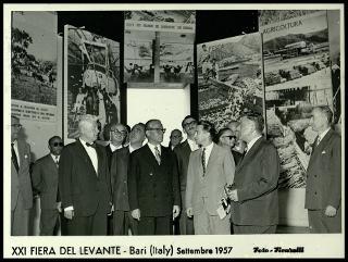 Giovanni Gronchi visita la XXI Fiera del Levante di Bari