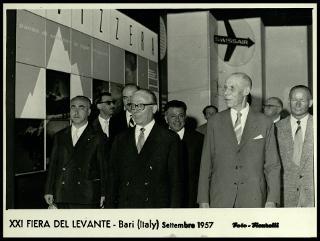 Giovanni Gronchi visita la XXI Fiera del Levante di Bari
