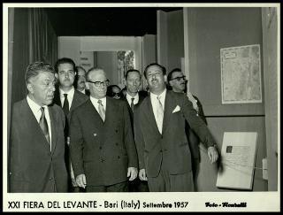 Giovanni Gronchi visita la XXI Fiera del Levante di Bari