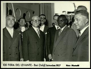 Giovanni Gronchi visita la XXI Fiera del Levante di Bari