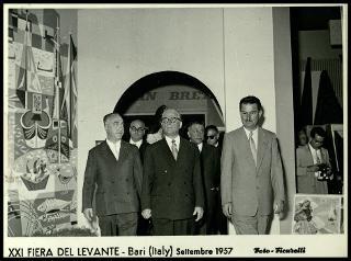 Giovanni Gronchi visita la XXI Fiera del Levante di Bari