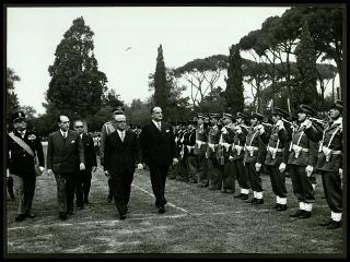 Giovanni Gronchi alla festa della Polizia nel 105° annuale del Corpo delle guardie di P.S. in Piazza di Siena a Roma