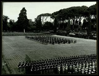 Giovanni Gronchi alla festa della Polizia nel 105° annuale del Corpo delle guardie di P.S. in Piazza di Siena a Roma