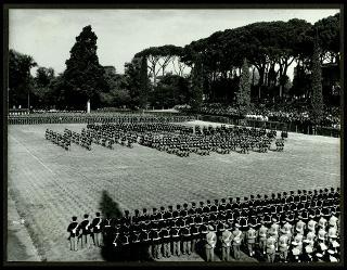 Giovanni Gronchi alla festa della Polizia nel 105° annuale del Corpo delle guardie di P.S. in Piazza di Siena a Roma