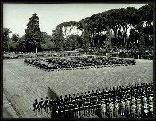 Giovanni Gronchi alla festa della Polizia nel 105° annuale del Corpo delle guardie di P.S. in Piazza di Siena a Roma
