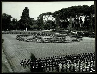 Giovanni Gronchi alla festa della Polizia nel 105° annuale del Corpo delle guardie di P.S. in Piazza di Siena a Roma