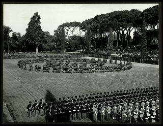 Giovanni Gronchi alla festa della Polizia nel 105° annuale del Corpo delle guardie di P.S. in Piazza di Siena a Roma