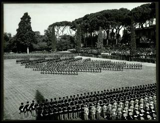 Giovanni Gronchi alla festa della Polizia nel 105° annuale del Corpo delle guardie di P.S. in Piazza di Siena a Roma