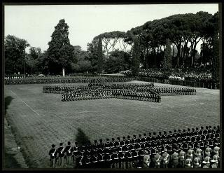 Giovanni Gronchi alla festa della Polizia nel 105° annuale del Corpo delle guardie di P.S. in Piazza di Siena a Roma