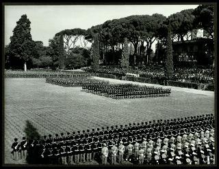Giovanni Gronchi alla festa della Polizia nel 105° annuale del Corpo delle guardie di P.S. in Piazza di Siena a Roma