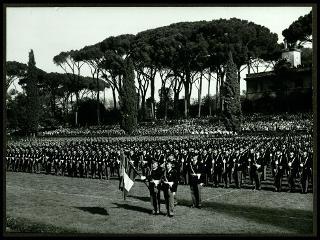 Giovanni Gronchi alla festa della Polizia nel 105° annuale del Corpo delle guardie di P.S. in Piazza di Siena a Roma