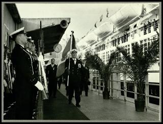 Giovanni Gronchi visita la "Cristoforo Colombo" a Genova