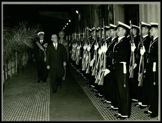 Giovanni Gronchi visita la "Cristoforo Colombo" a Genova