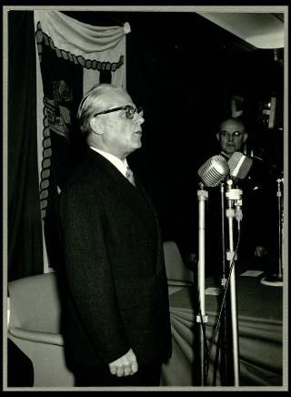 Giovanni Gronchi visita la "Cristoforo Colombo" a Genova
