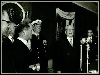 Giovanni Gronchi visita la "Cristoforo Colombo" a Genova
