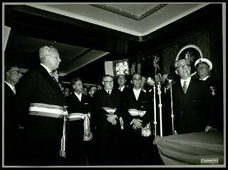 Giovanni Gronchi visita la "Cristoforo Colombo" a Genova