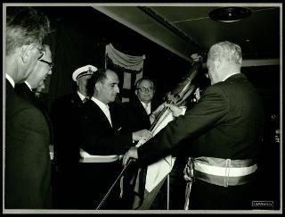 Giovanni Gronchi visita la "Cristoforo Colombo" a Genova