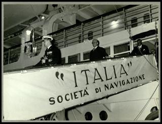 Giovanni Gronchi visita la "Cristoforo Colombo" a Genova