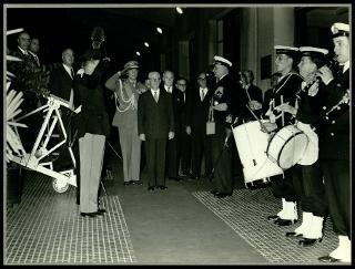 Giovanni Gronchi visita la "Cristoforo Colombo" a Genova