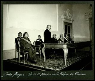 Giovanni Gronchi visita il Palazzo dell'Arsenale di Torino, sede delle Scuole di applicazione d'arma in occasione dell'inaugurazione dell'Anno accademico 1957-58