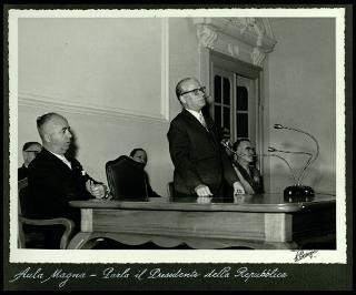 Giovanni Gronchi visita il Palazzo dell'Arsenale di Torino, sede delle Scuole di applicazione d'arma in occasione dell'inaugurazione dell'Anno accademico 1957-58