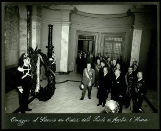 Giovanni Gronchi visita il Palazzo dell'Arsenale di Torino, sede delle Scuole di applicazione d'arma in occasione dell'inaugurazione dell'Anno accademico 1957-58