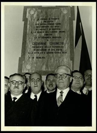 Giovanni Gronchi visita la città di Taranto