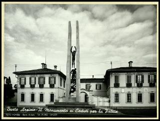 Giovanni Gronchi inaugura il monumento ai caduti a Busto Arsizio