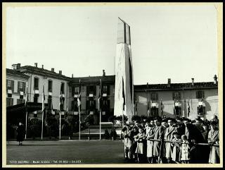 Giovanni Gronchi inaugura il monumento ai caduti a Busto Arsizio