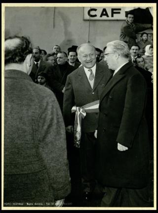 Giovanni Gronchi inaugura il monumento ai caduti a Busto Arsizio