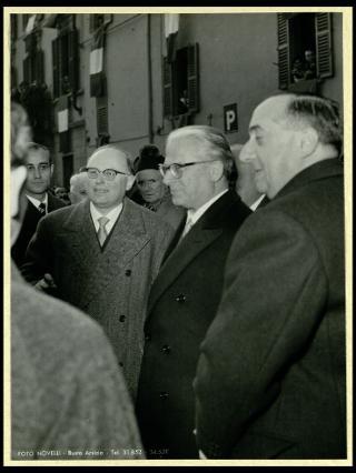 Giovanni Gronchi inaugura il monumento ai caduti a Busto Arsizio