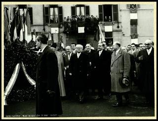 Giovanni Gronchi inaugura il monumento ai caduti a Busto Arsizio