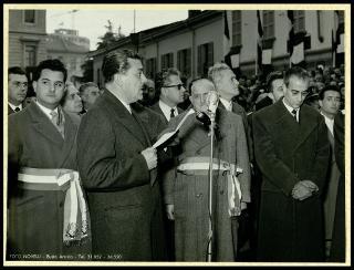 Giovanni Gronchi inaugura il monumento ai caduti a Busto Arsizio