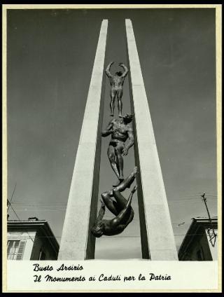 Giovanni Gronchi inaugura il monumento ai caduti a Busto Arsizio