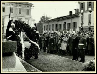 Giovanni Gronchi inaugura il monumento ai caduti a Busto Arsizio