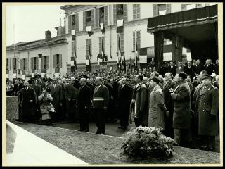Giovanni Gronchi inaugura il monumento ai caduti a Busto Arsizio
