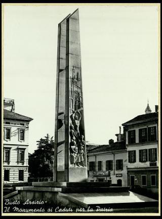 Giovanni Gronchi inaugura il monumento ai caduti a Busto Arsizio
