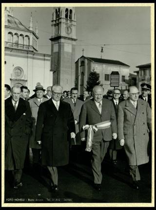Giovanni Gronchi inaugura il monumento ai caduti a Busto Arsizio