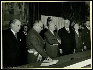 Giovanni Gronchi inaugura il monumento ai caduti a Busto Arsizio